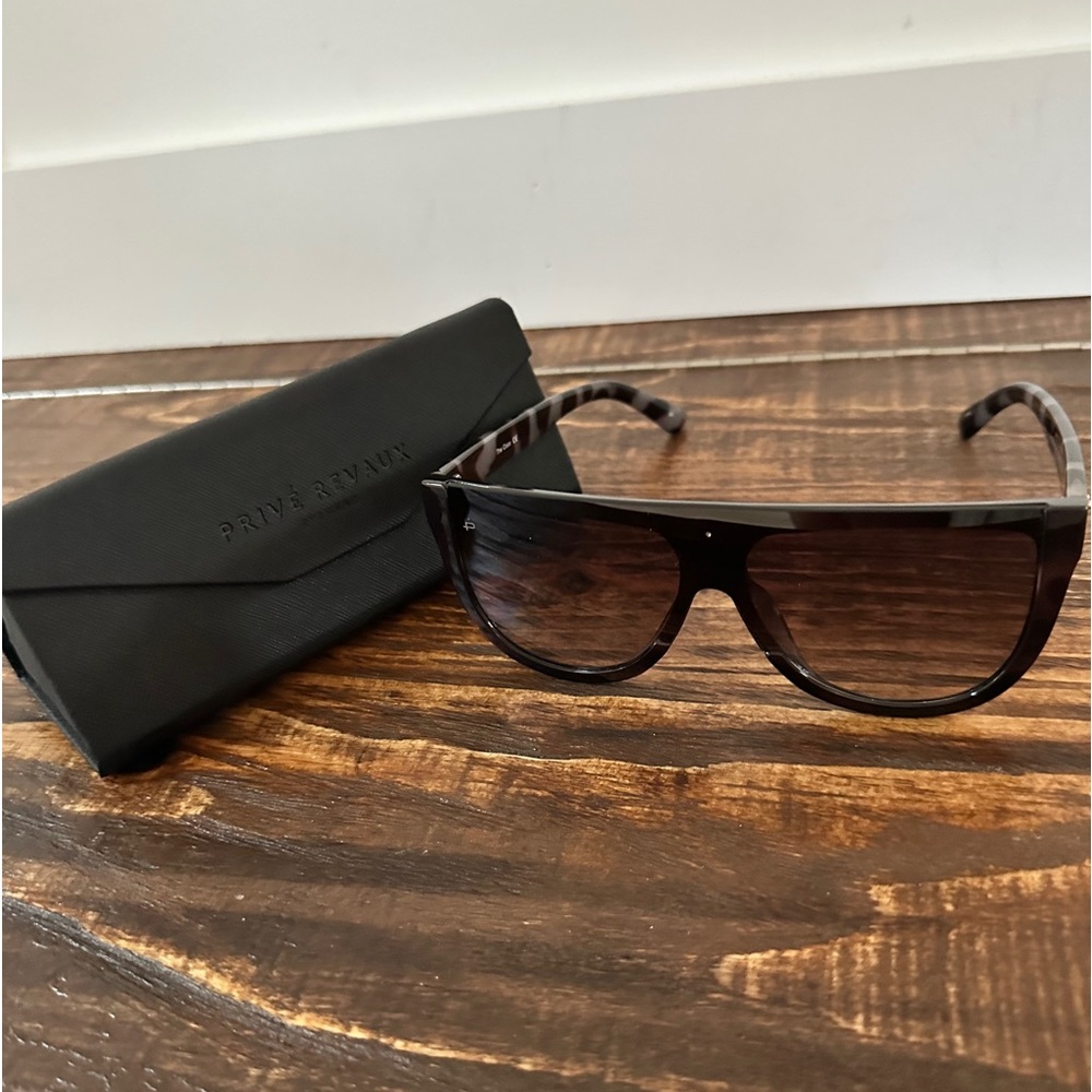 Very stylish glasses, looks great on